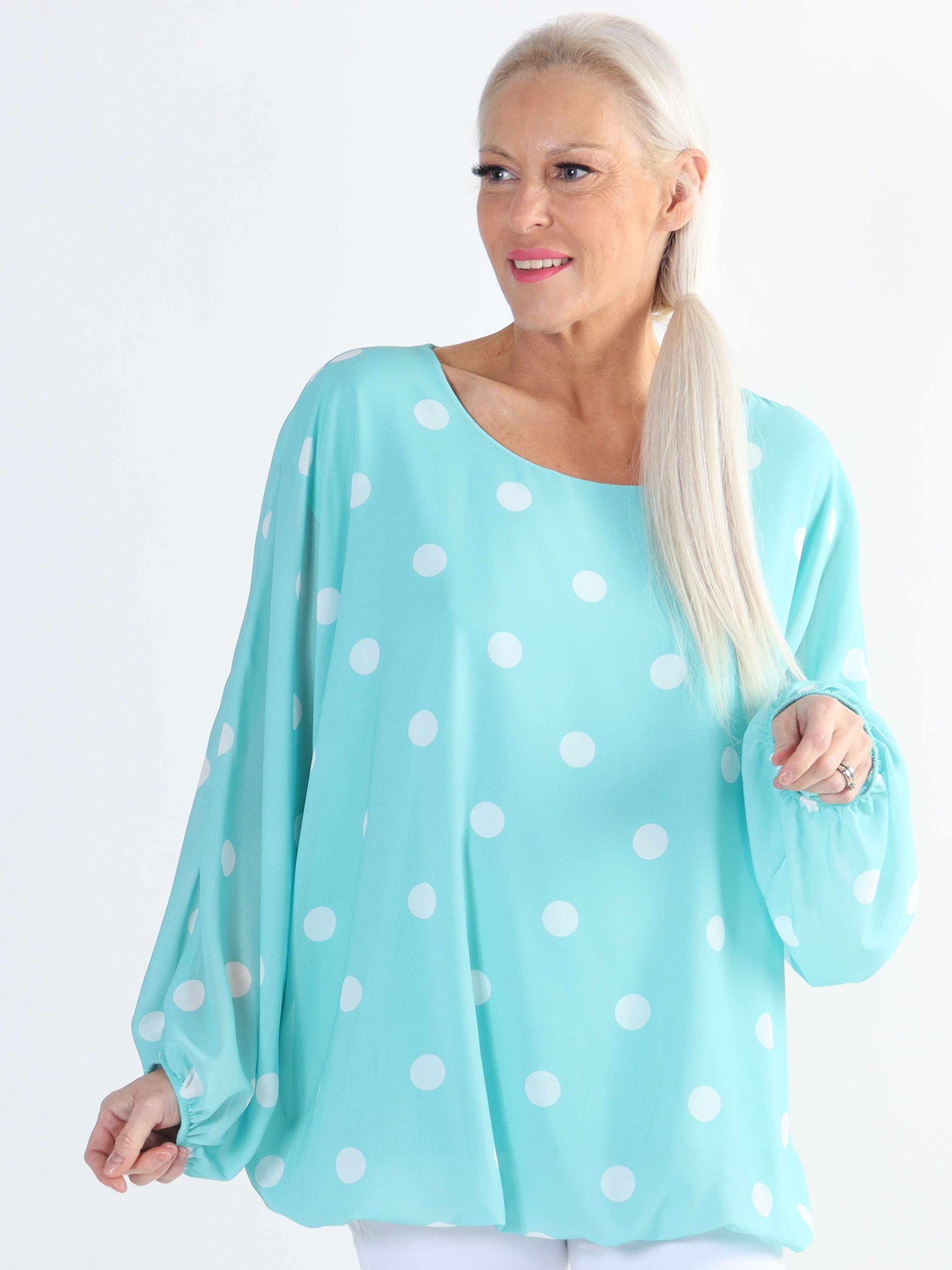 Destiny Dot - Plus size bluse i chiffon med prikker